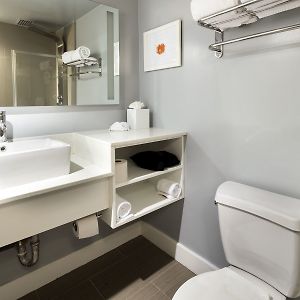 Camera deluxe con letto king size con vista sulla piscina